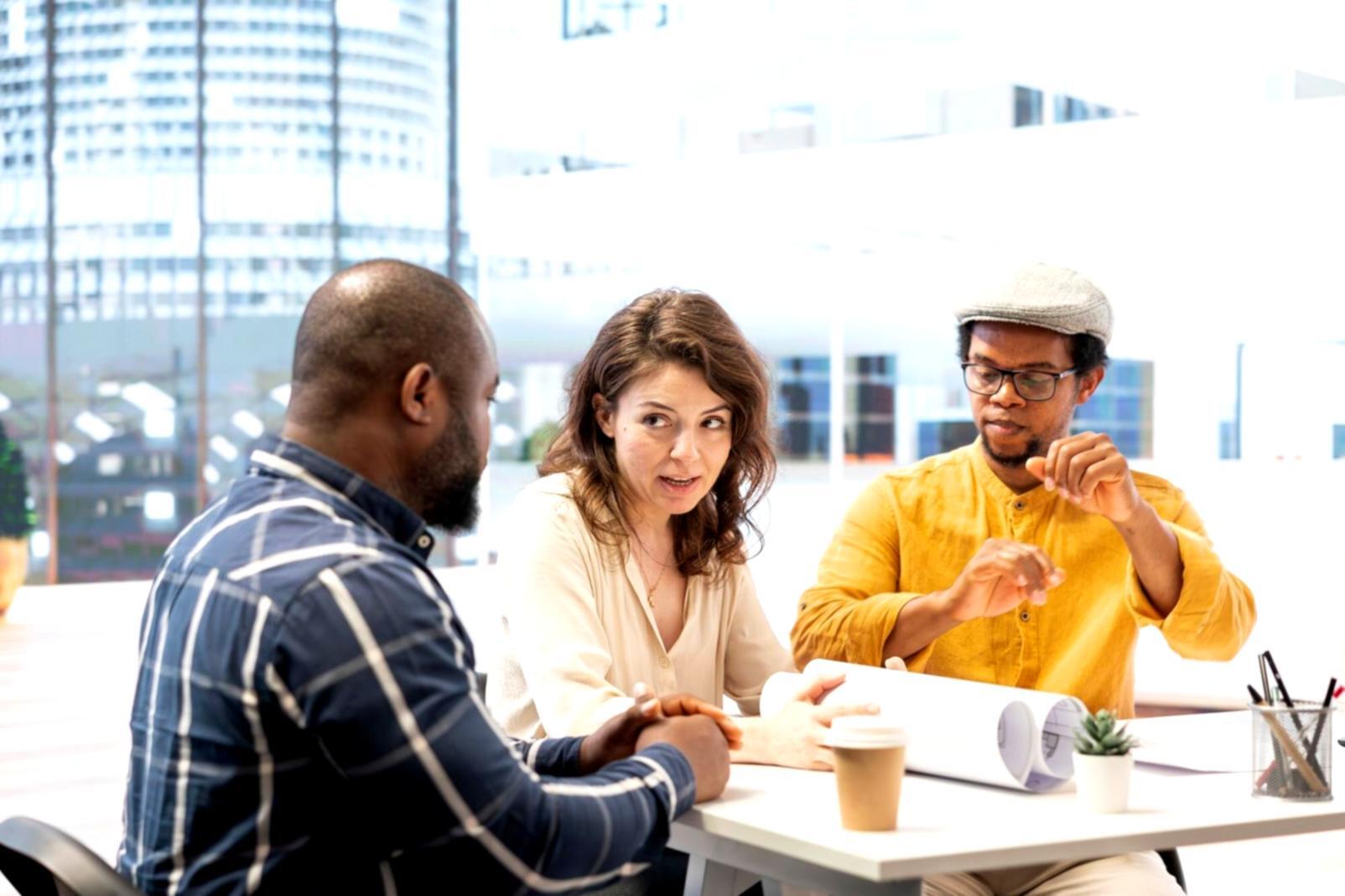 Session de formation en négociation financière avec des participants engagés dans des exercices pratiques